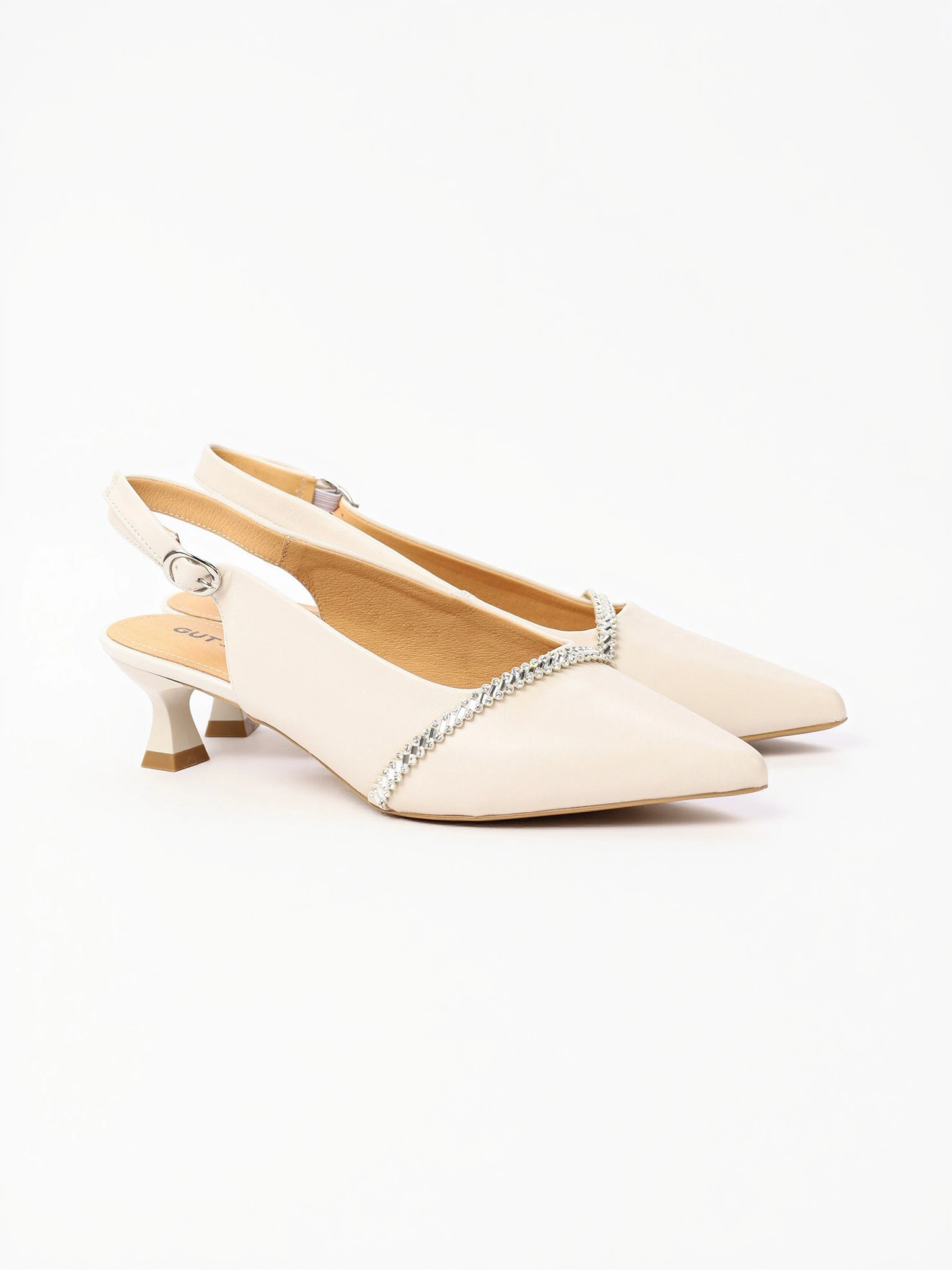 Туфли-слингбэки молочного цвета со стразами на низком каблуке